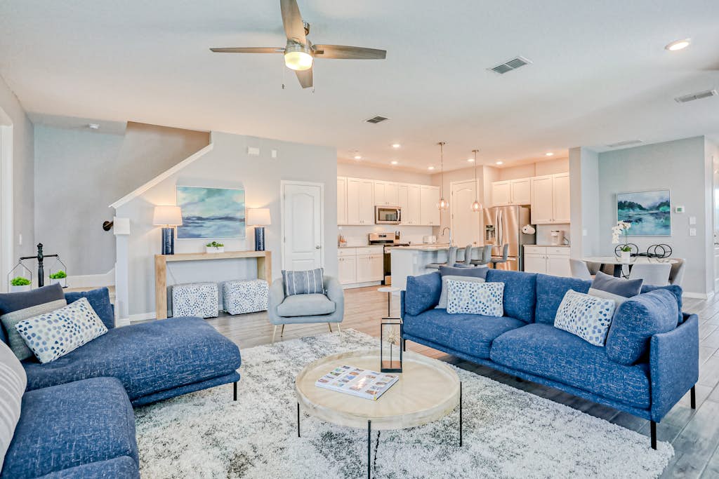 Spacious townhome with heated pool, WiFi, & central A/C - near theme parks