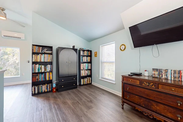 Riverfront home with internet, washer and dryer, and perfect for kayaking