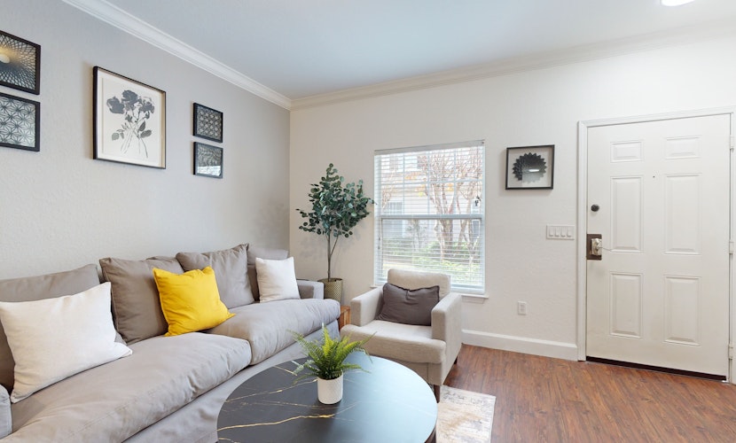 Spacious townhouse near theme parks with pool,hot tub,W/D and central AC