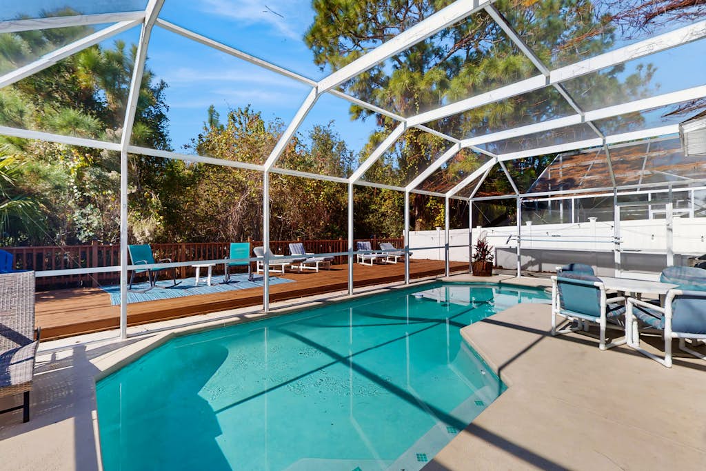 Gorgeous private home, dog friendly, deck & close to everything