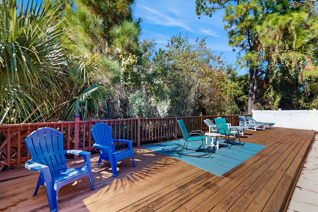 Gorgeous private home, dog friendly, deck & close to everything