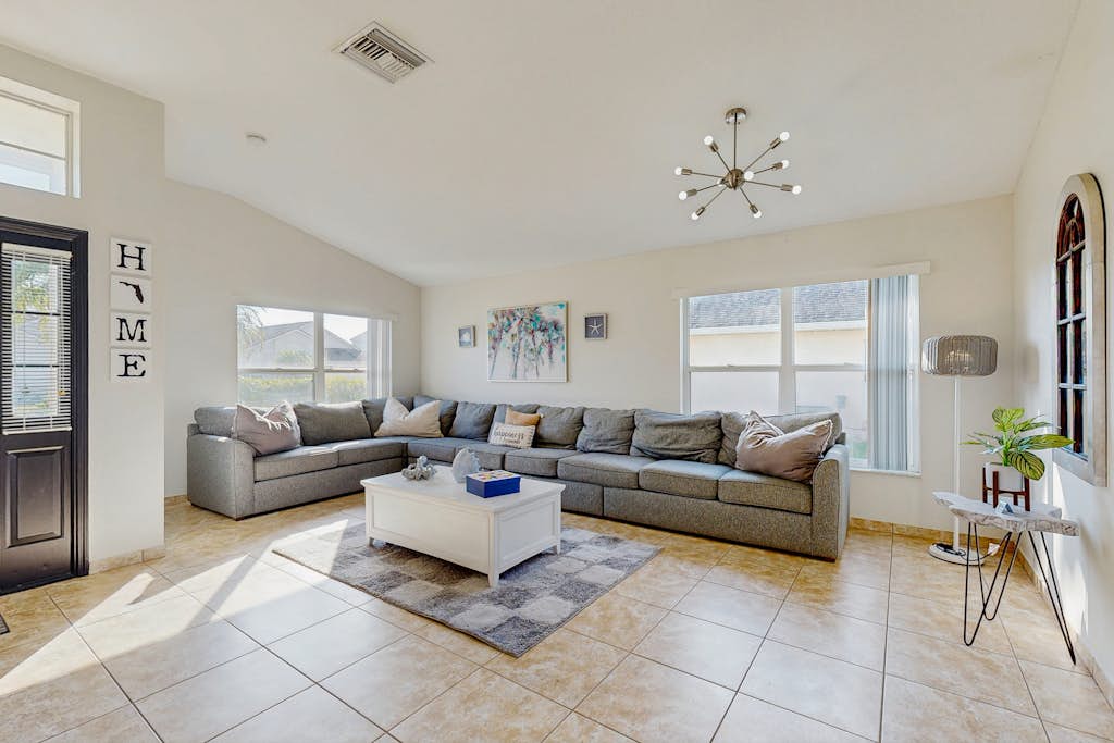 Bright 3BR pool home with screened lanai, Jacuzzi & near Disney parks