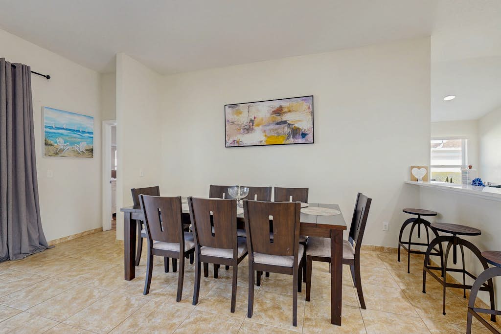 Bright 3BR pool home with screened lanai, Jacuzzi & near Disney parks