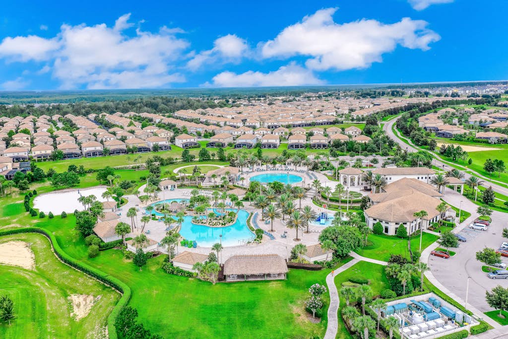 Spacious townhouse with resort amenities, private heated pool and W/D
