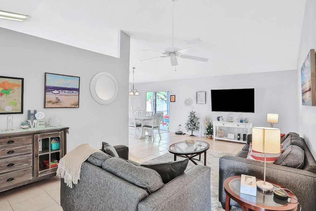 Snowbird-friendly home near Disney w/private heated pool, lanai, shared tennis