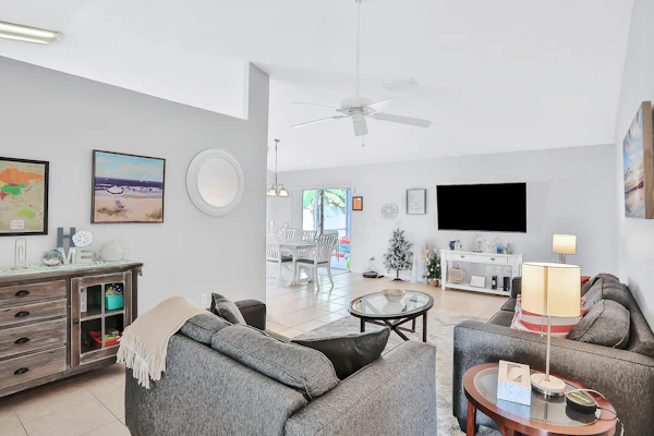 Snowbird-friendly home near Disney w/private heated pool, lanai, shared tennis