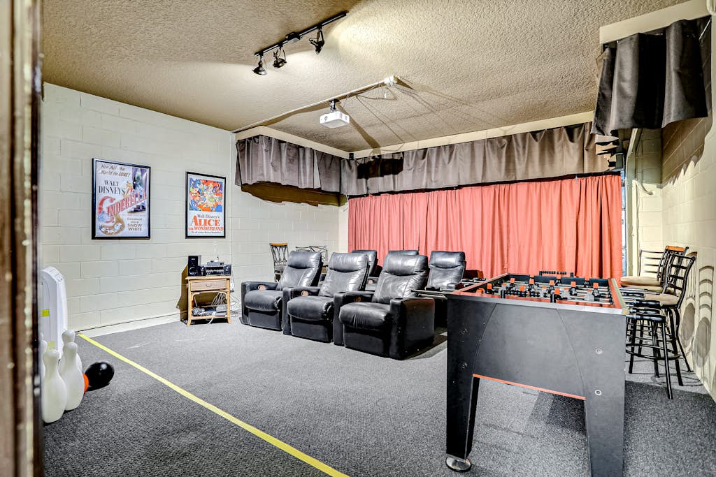 Charming home with pool, pool spa, lanai, central AC, & washer/dryer