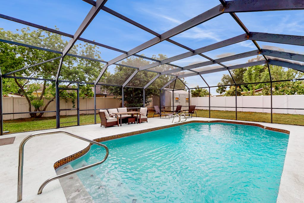 Single-story house with private pool, alfresco dining, & lanai - dog-friendly