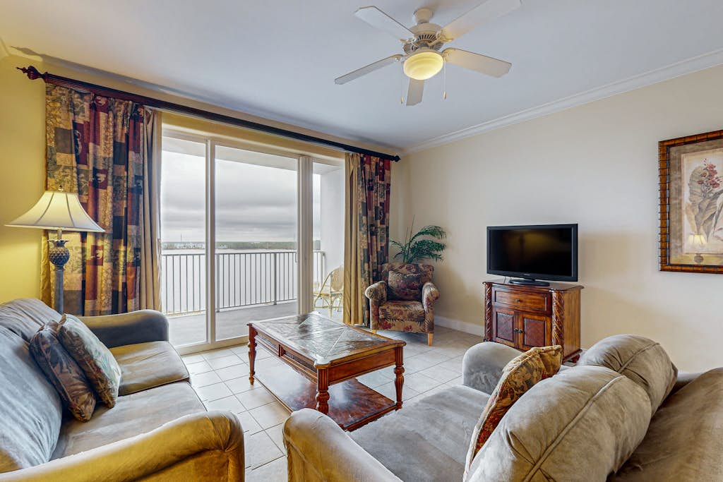 Relaxing lakefront condo near attractions with AC, hot tub, pool & lake view