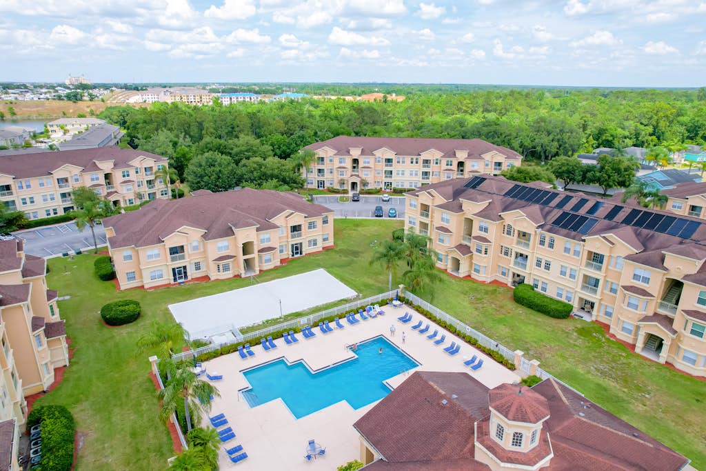 Ground floor condo with shared hot tub & pool, WiFi, lanai, W/D, & AC