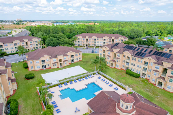 Ground floor condo with shared hot tub & pool, WiFi, lanai, W/D, & AC