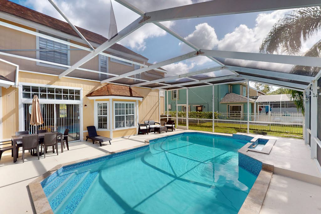 Easy-to-reach home with private screened pool, lanai, & AC - snowbird-friendly