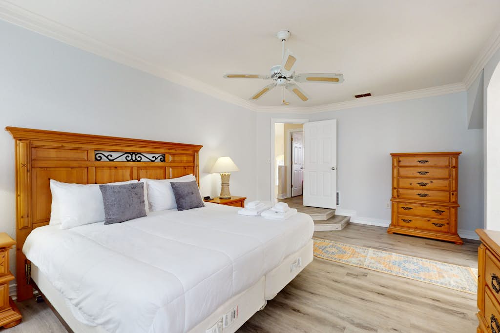 Easy-to-reach home with private screened pool, lanai, & AC - snowbird-friendly