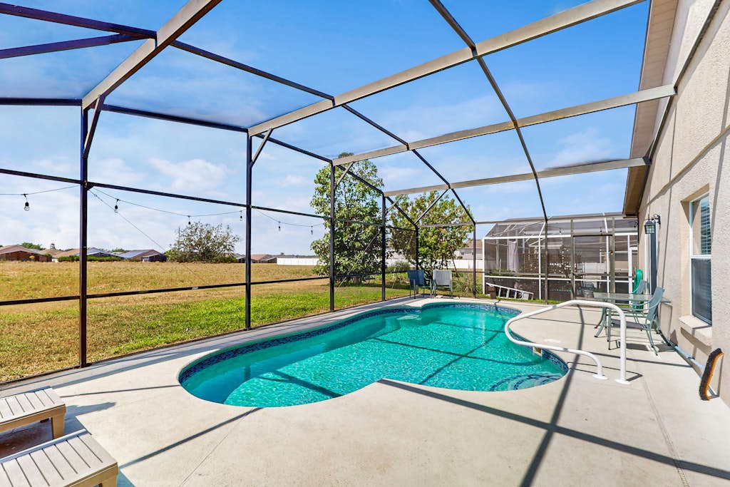 Big & Beautiful Home Close to Theme Parks w/Fast WiFi, Private Patio & Pool + AC