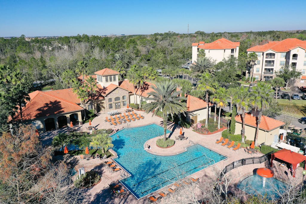 Gated golf condo with on-site pool, hot tub, screened balcony, & washer/dryer