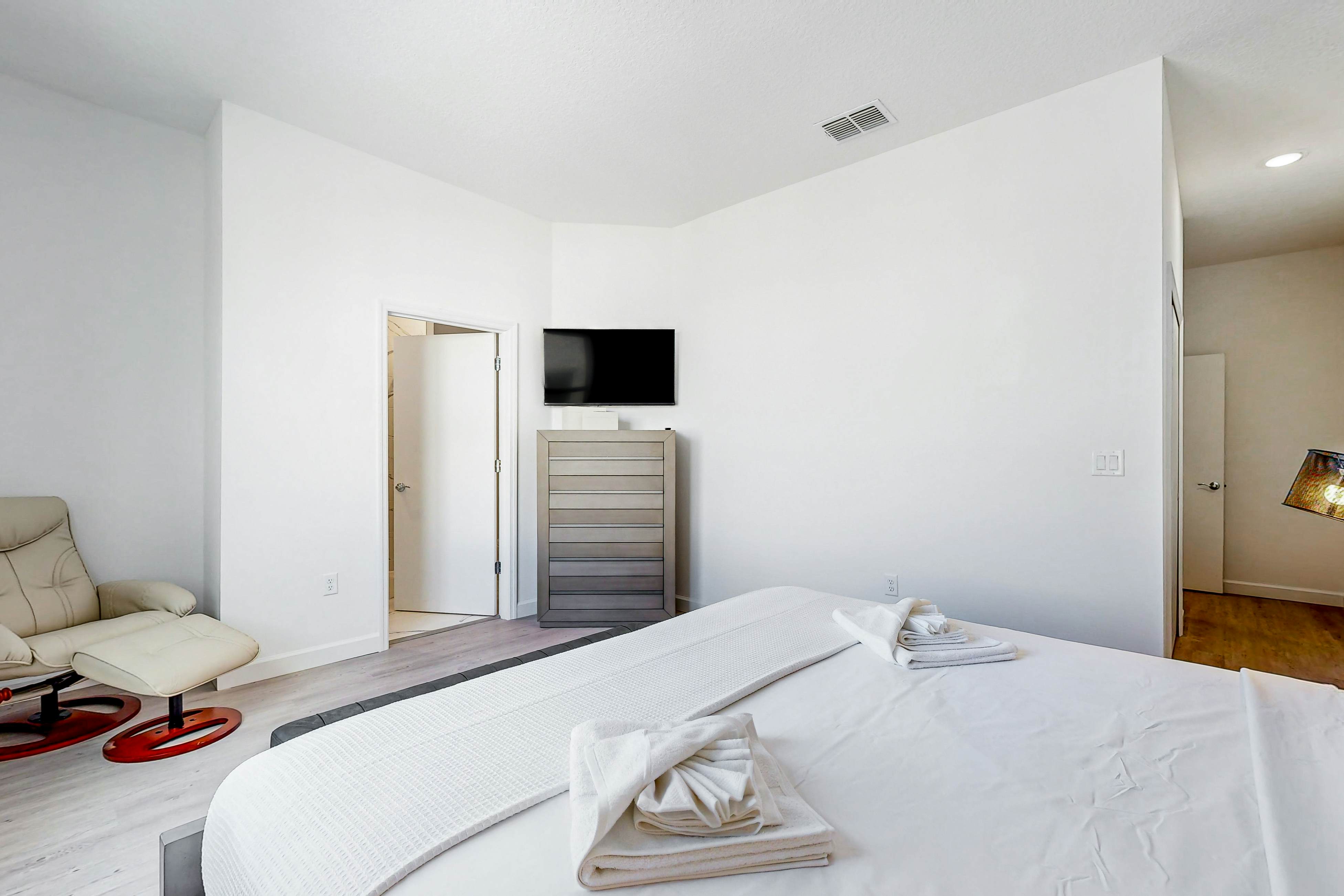 AZU113-609-4-P-Azur Resort 609