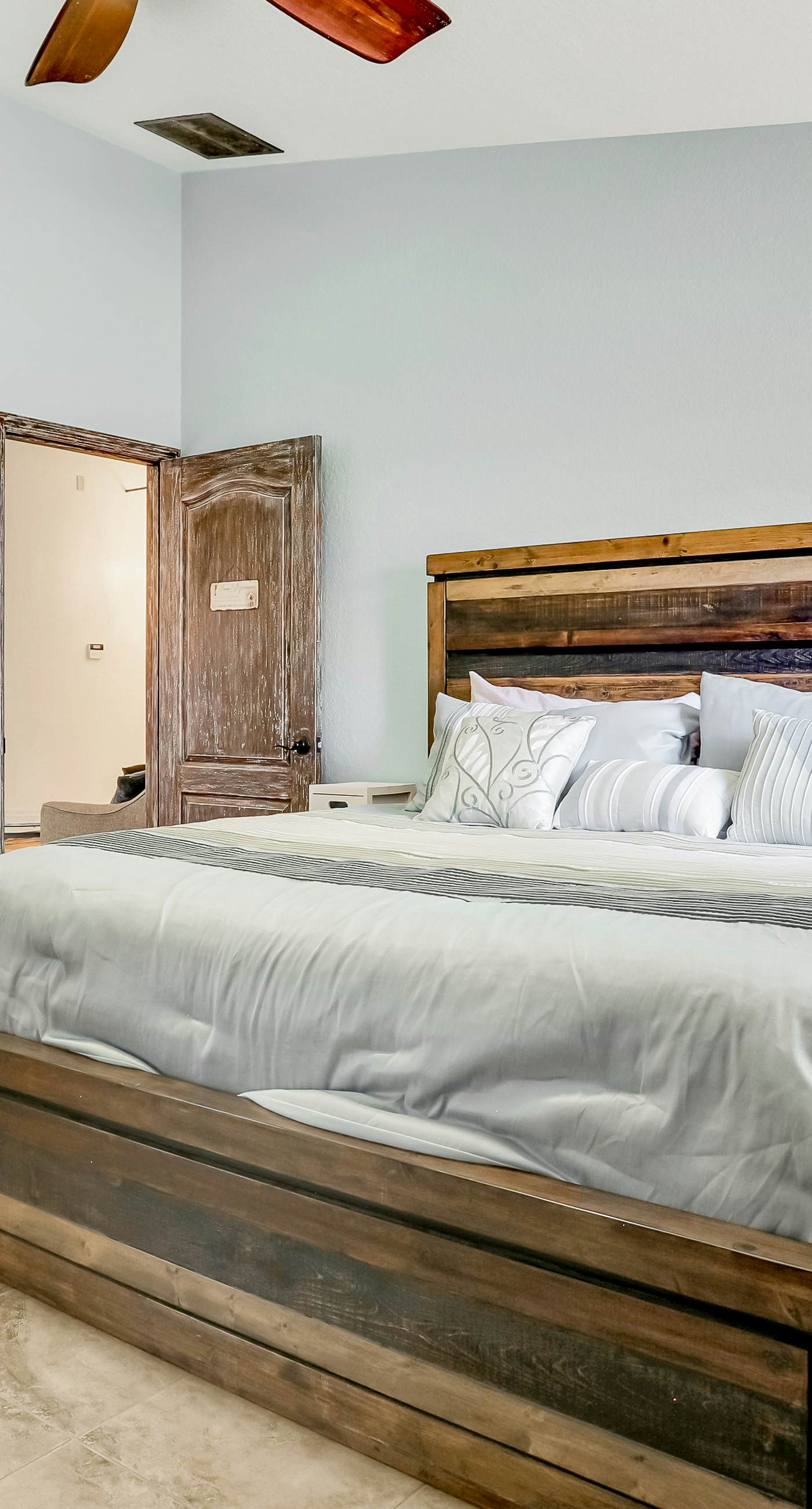 FCA106-17506-3-GP - Warm Welcomes on Woodcrest