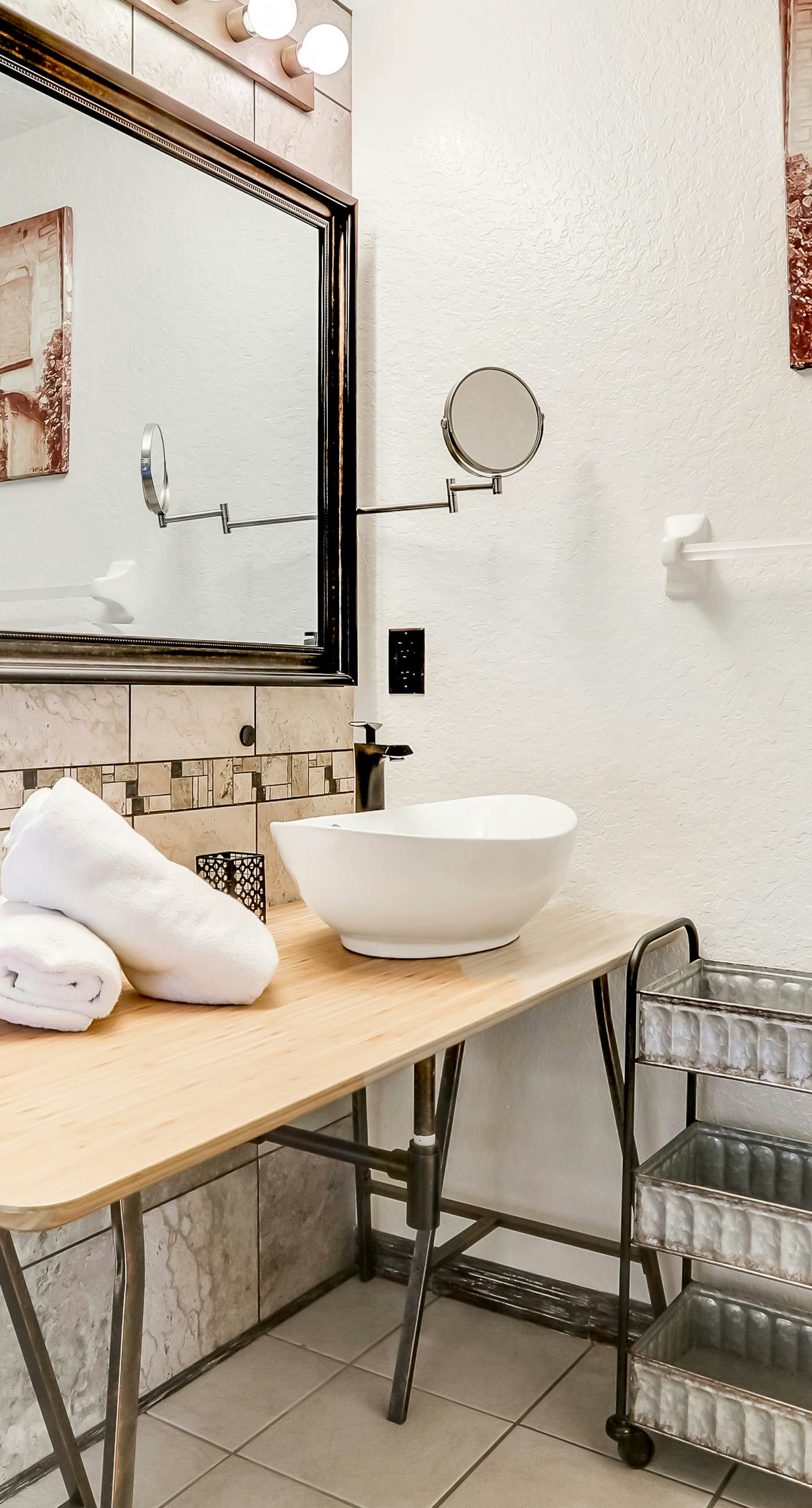 FCA106-17506-3-GP - Warm Welcomes on Woodcrest