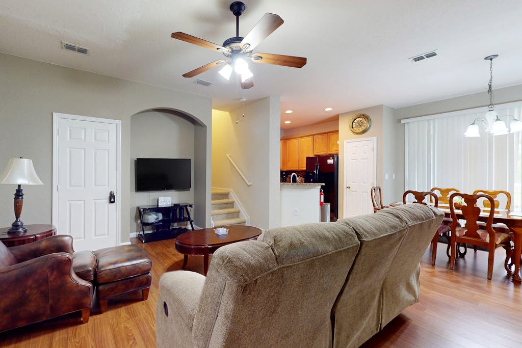 Updated retreat with pool access, W/D, AC, & patio - close to Disney Parks