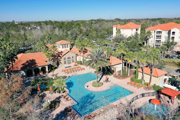 Enchanting dog-friendly getaway with pool, hot tub, balcony, gym, W/D, & AC