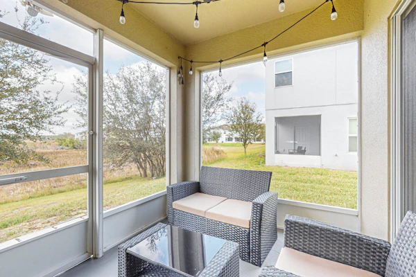 Cozy townhouse with private screened patio & community pool – near theme parks