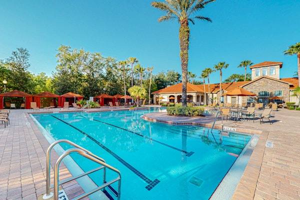 Fantastic lake-view condo with pool, hot tub, balcony, AC & kitchen -near Disney