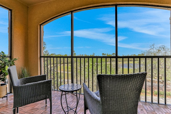 Fantastic lake-view condo with pool, hot tub, balcony, AC & kitchen -near Disney