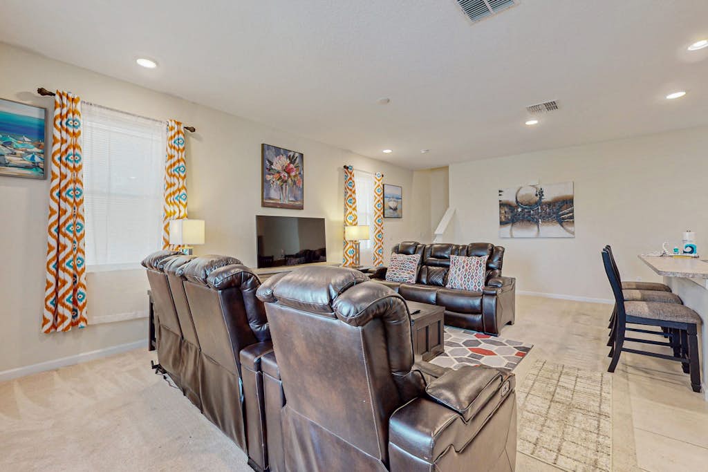Magwins Villa | Updated Modern Comfort with full kitchen - snowbird friendly