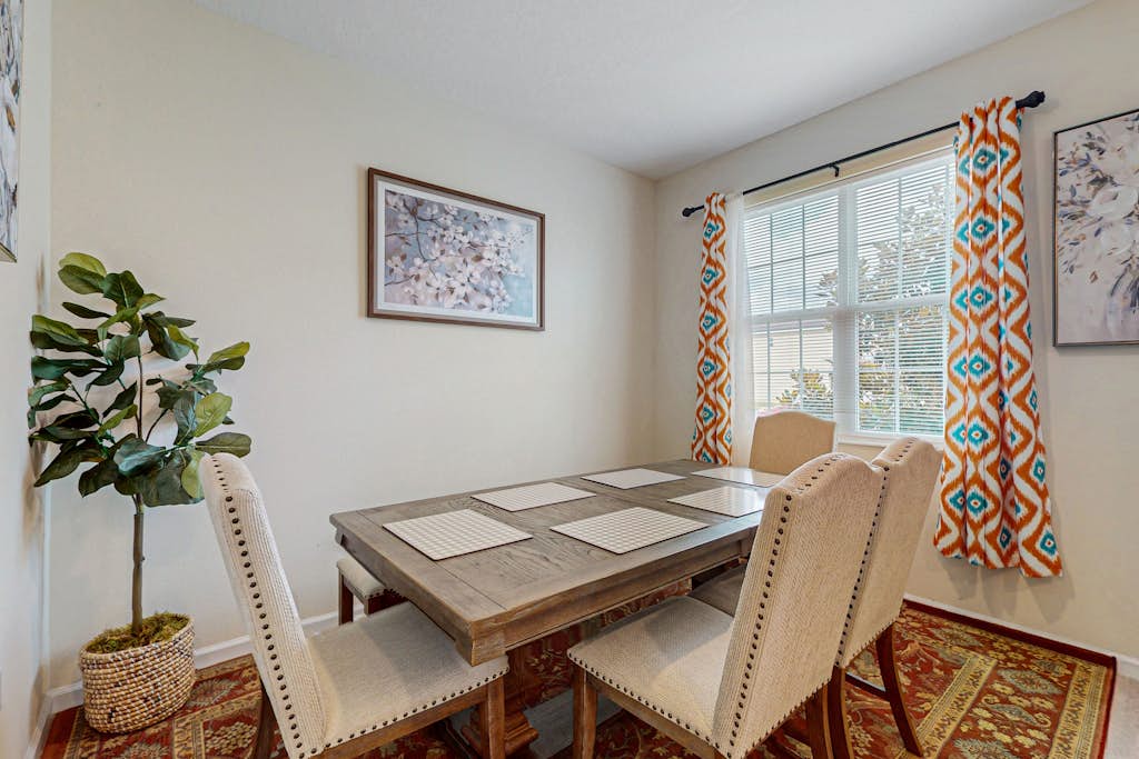 Magwins Villa | Updated Modern Comfort with full kitchen - snowbird friendly
