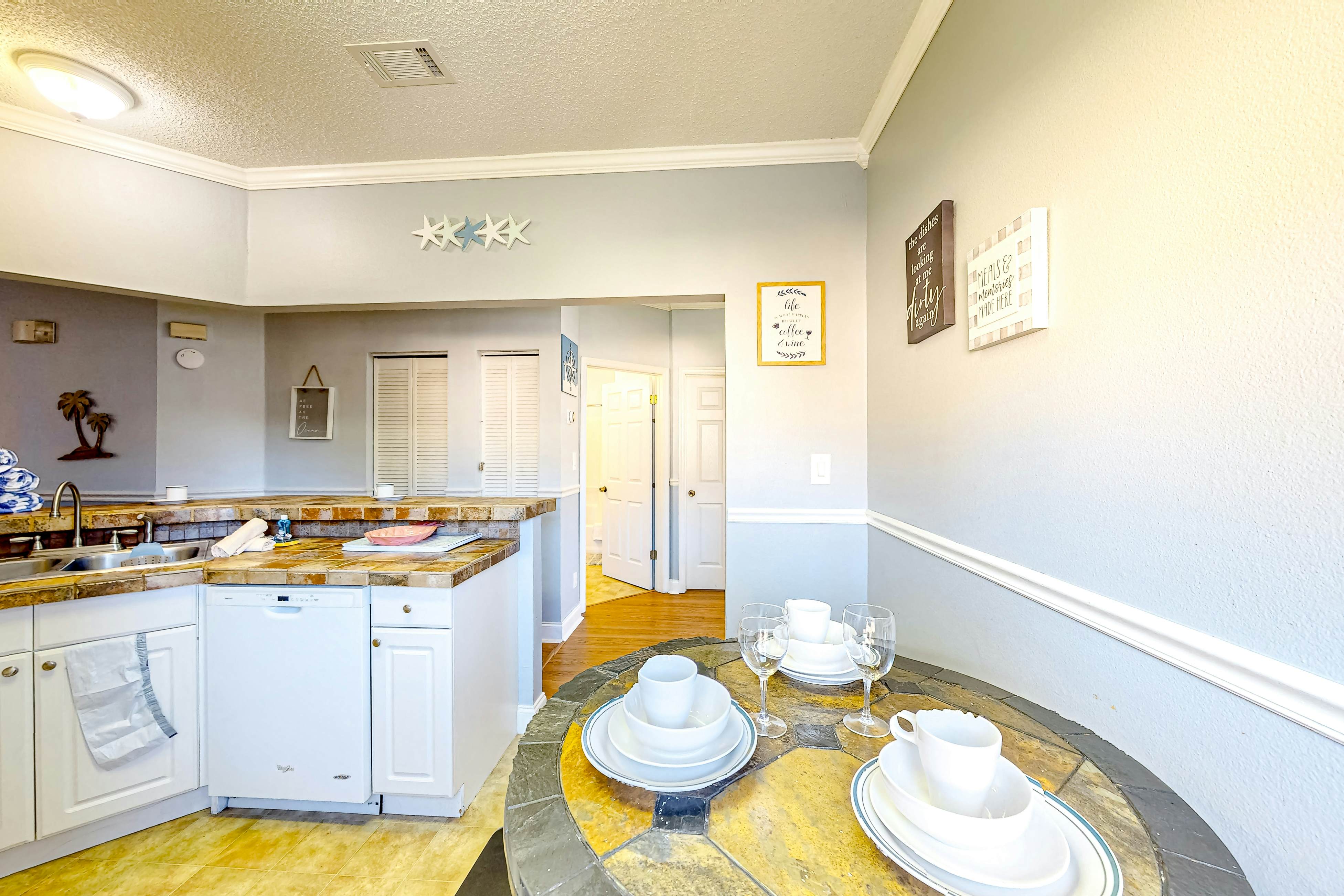 COP102-8831-B-3 - The Pink Flamingo, Apt B