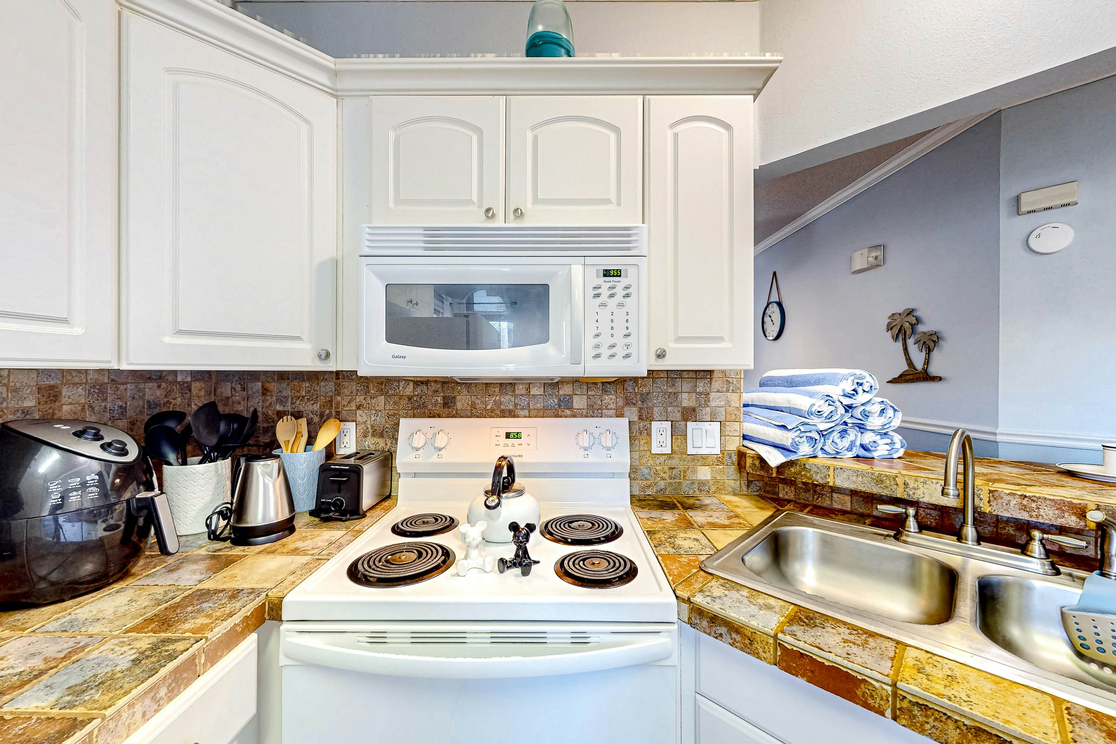 COP102-8831-B-3 - The Pink Flamingo, Apt B