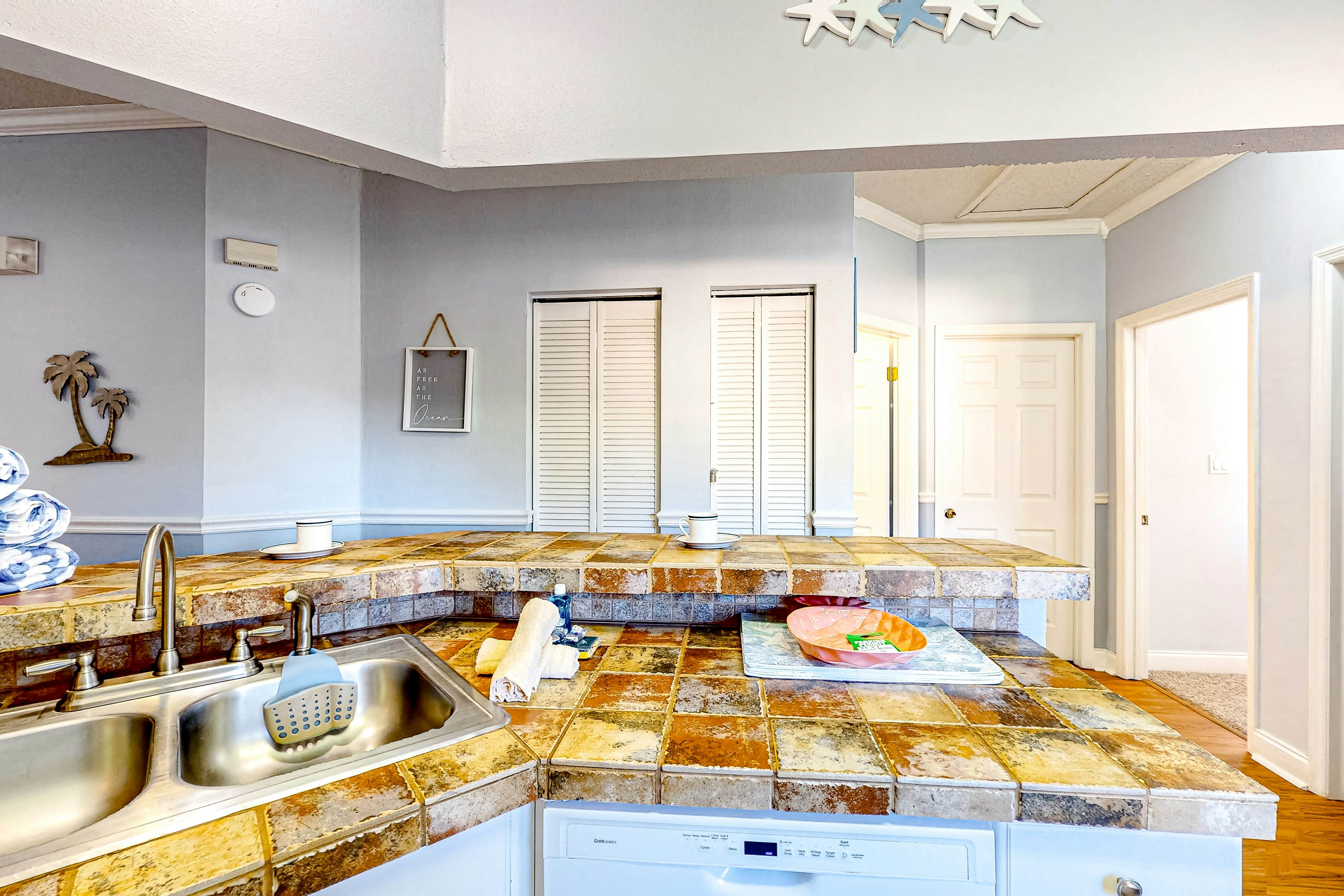 COP102-8831-B-3 - The Pink Flamingo, Apt B