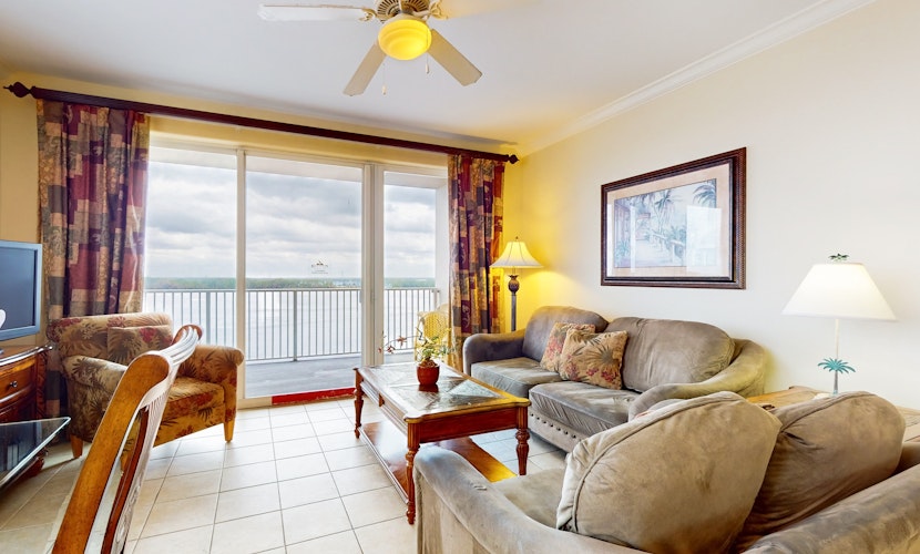 Lakefront retreat near attractions with lake view, AC, kitchen, pool & hot tub