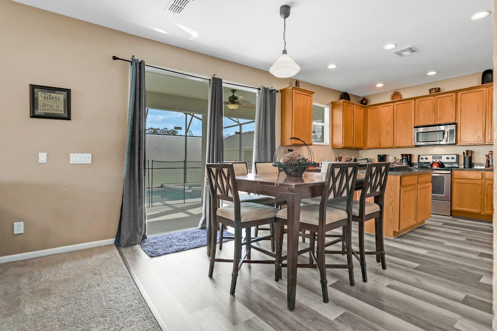 Beautiful home close to theme parks with private oool, AC & W/D - dog-friendly