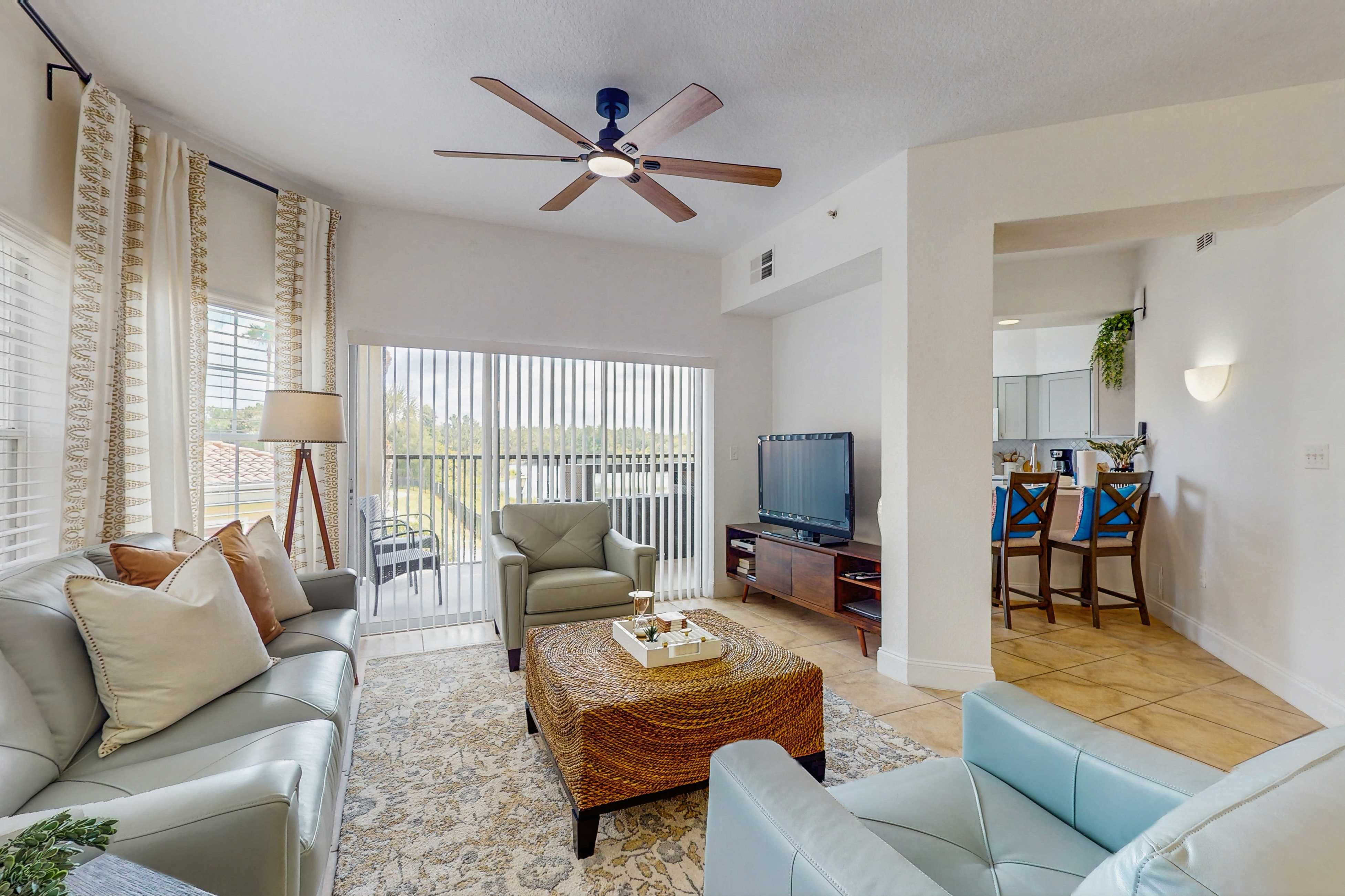 Dog-Friendly Condo with Gym, WiFi, Balcony - Close to Theme Parks