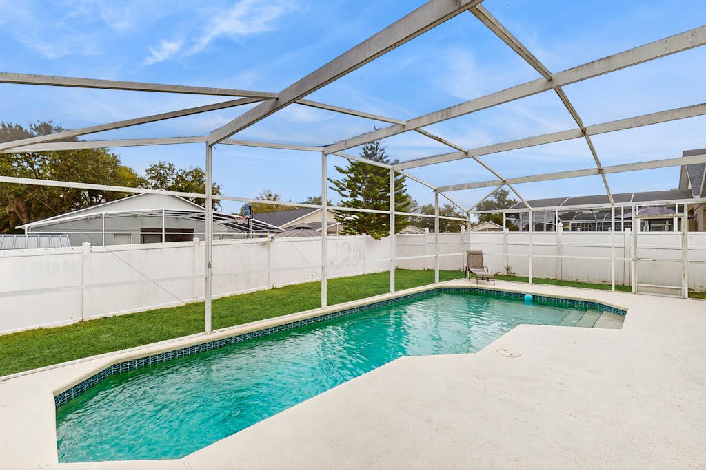 Single-level home with private pool, close to shopping & attractions