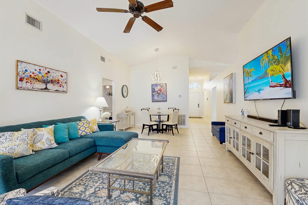 Single-level home with private pool, close to shopping & attractions