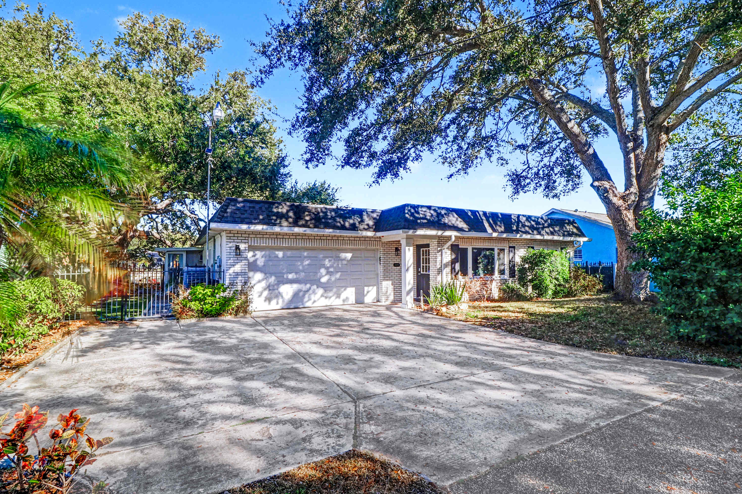 Cozy Lakefront Retreat Near Gulf Beaches & Dining