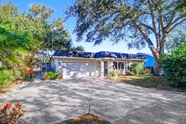 Cozy Lakefront Retreat Near Gulf Beaches & Dining