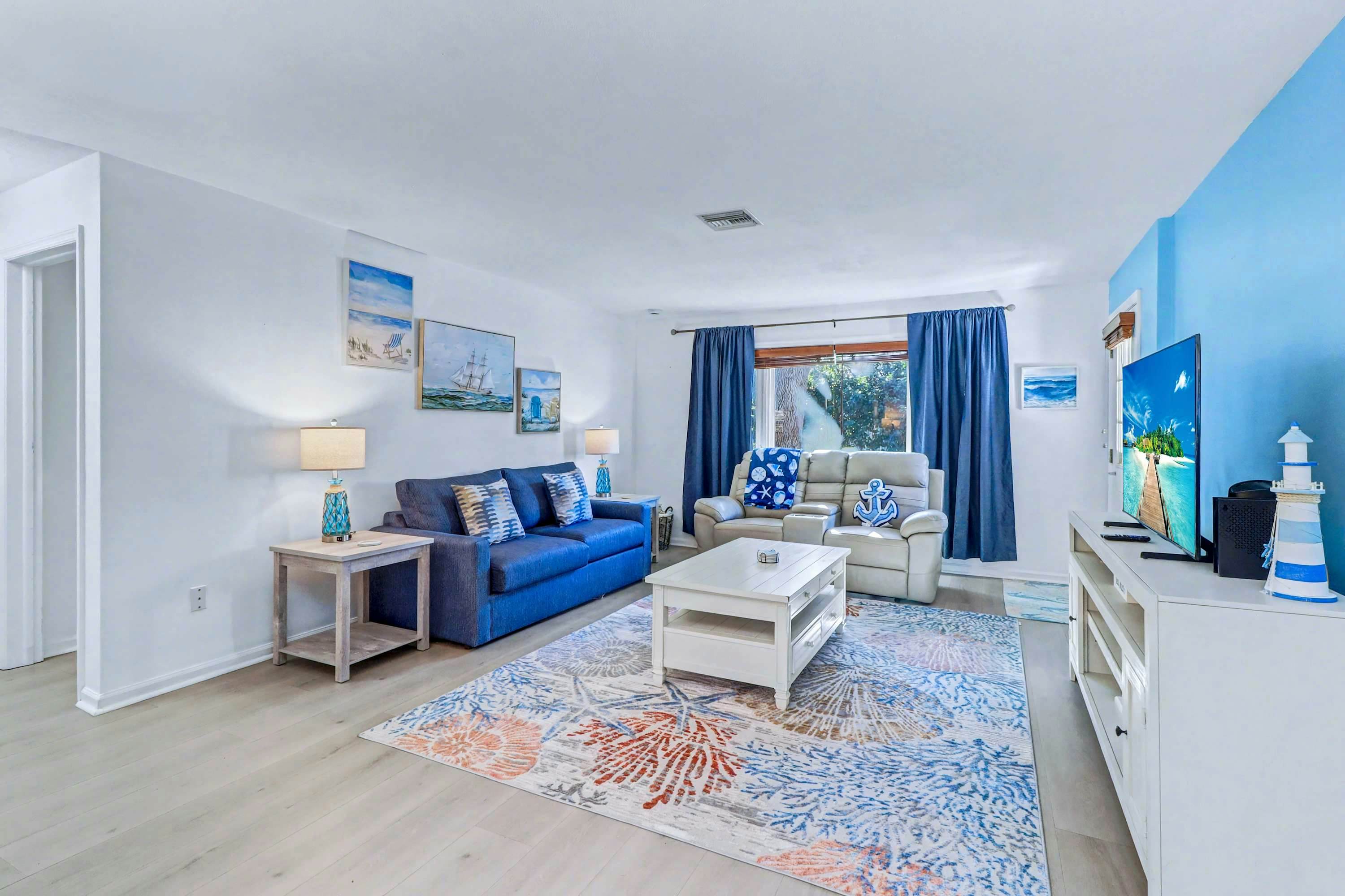 Cozy Lakefront Retreat Near Gulf Beaches & Dining