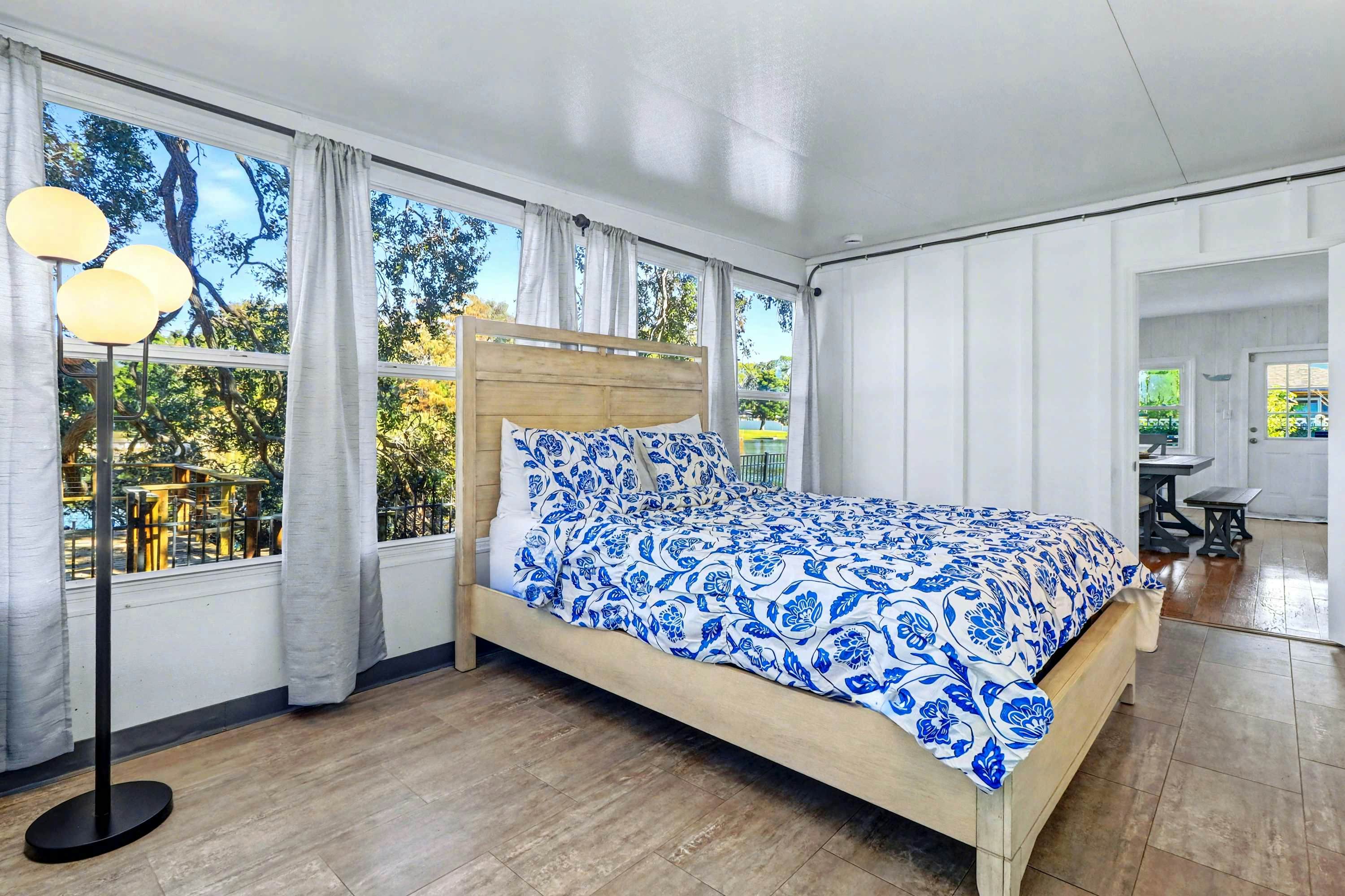 Cozy Lakefront Retreat Near Gulf Beaches & Dining