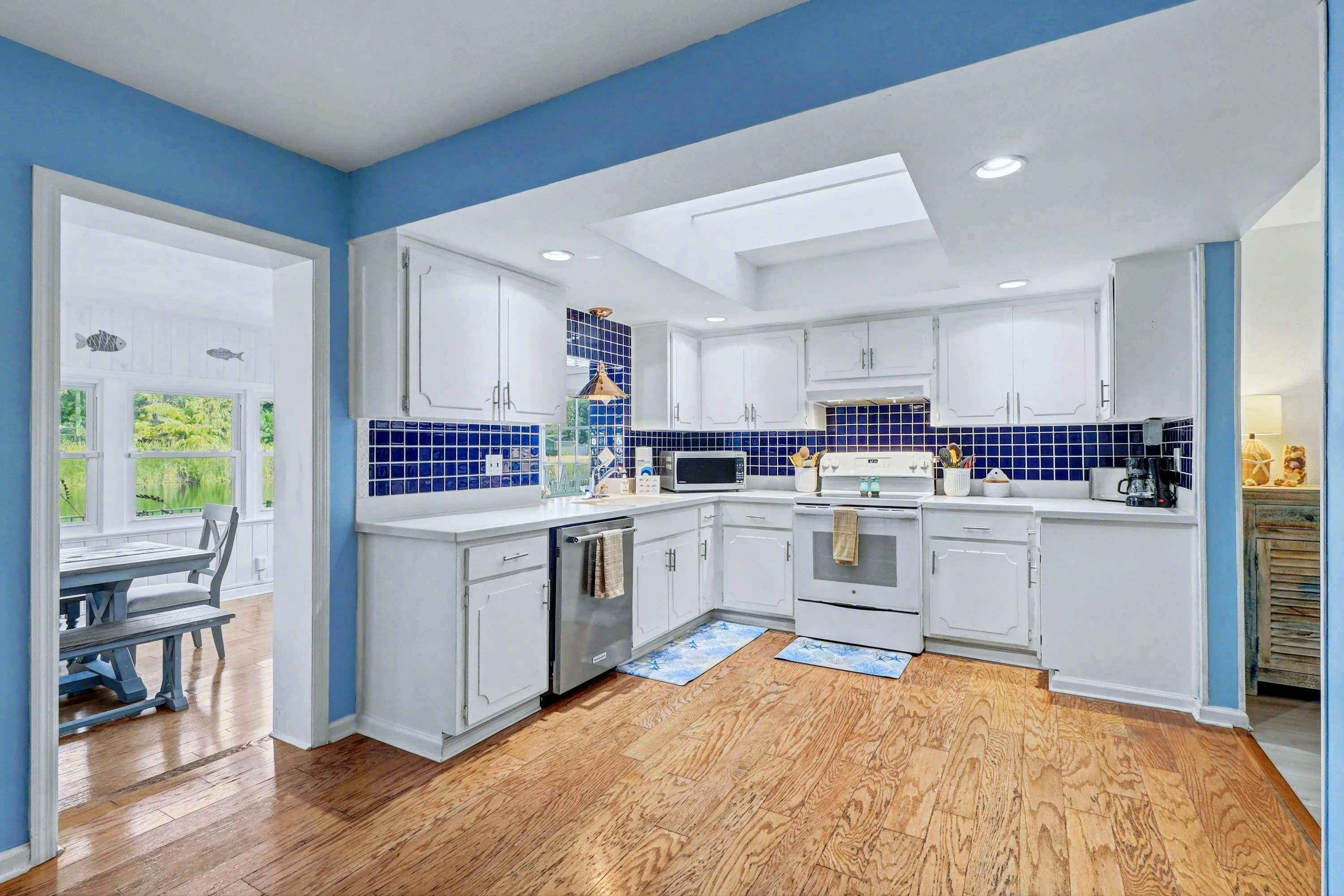 Cozy Lakefront Retreat Near Gulf Beaches & Dining