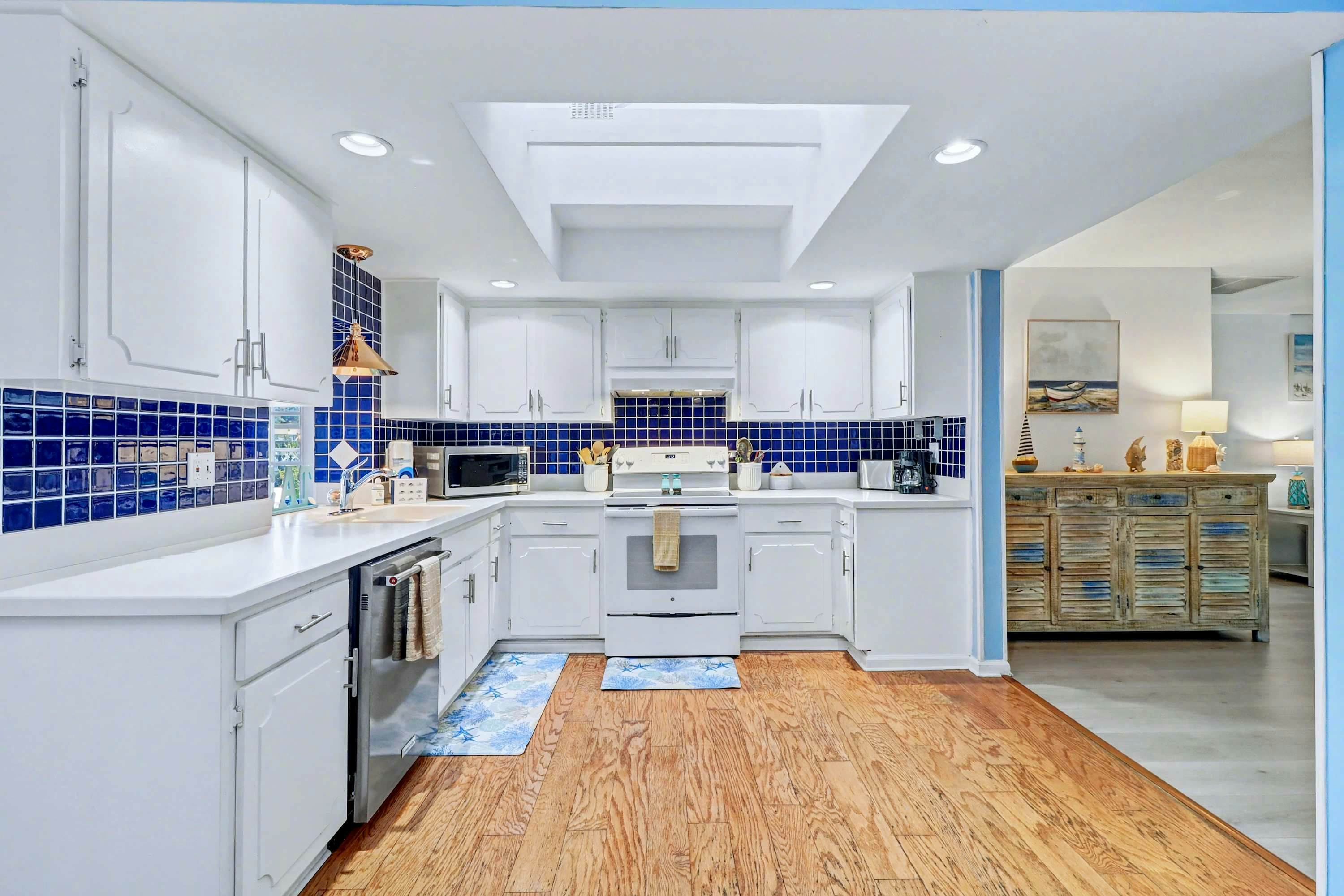 Cozy Lakefront Retreat Near Gulf Beaches & Dining