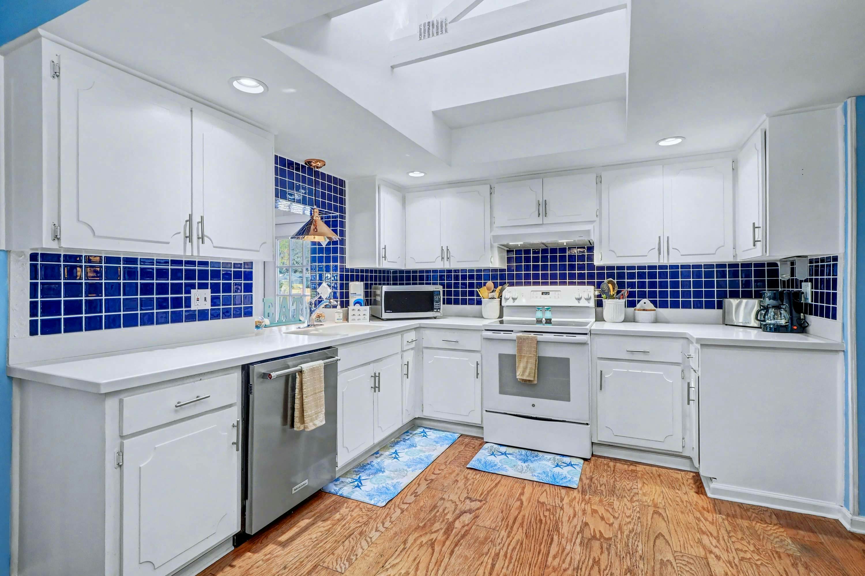 Cozy Lakefront Retreat Near Gulf Beaches & Dining