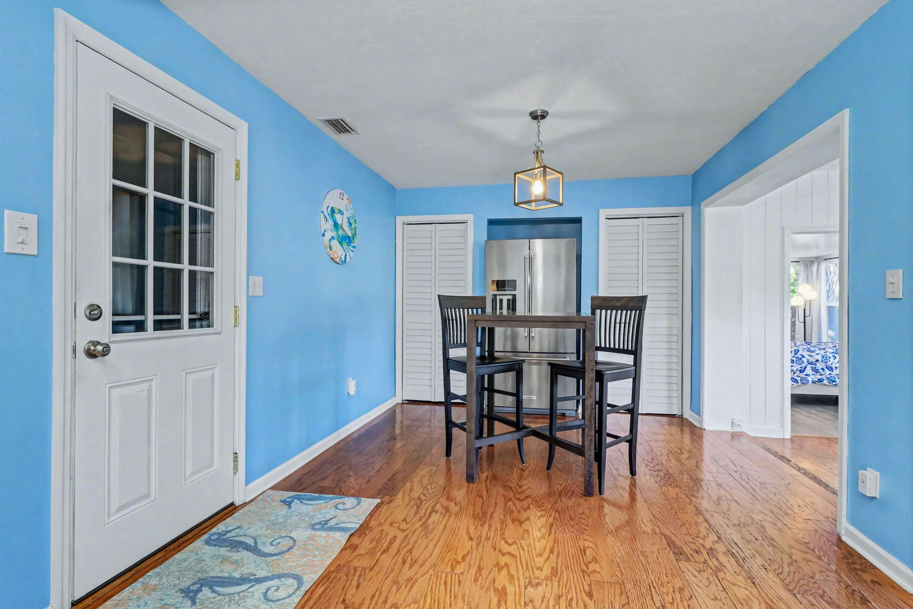 Cozy Lakefront Retreat Near Gulf Beaches & Dining