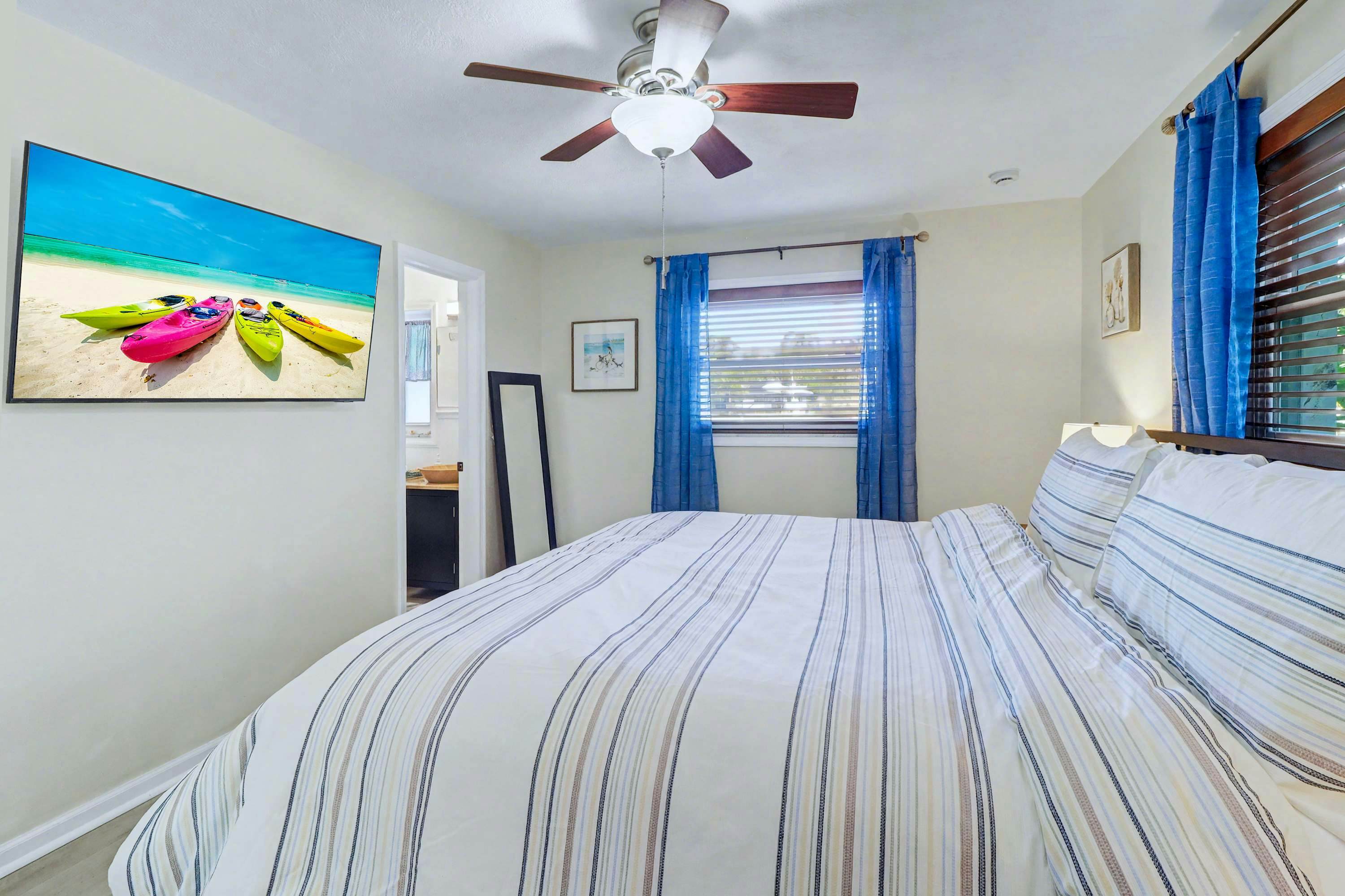 Cozy Lakefront Retreat Near Gulf Beaches & Dining