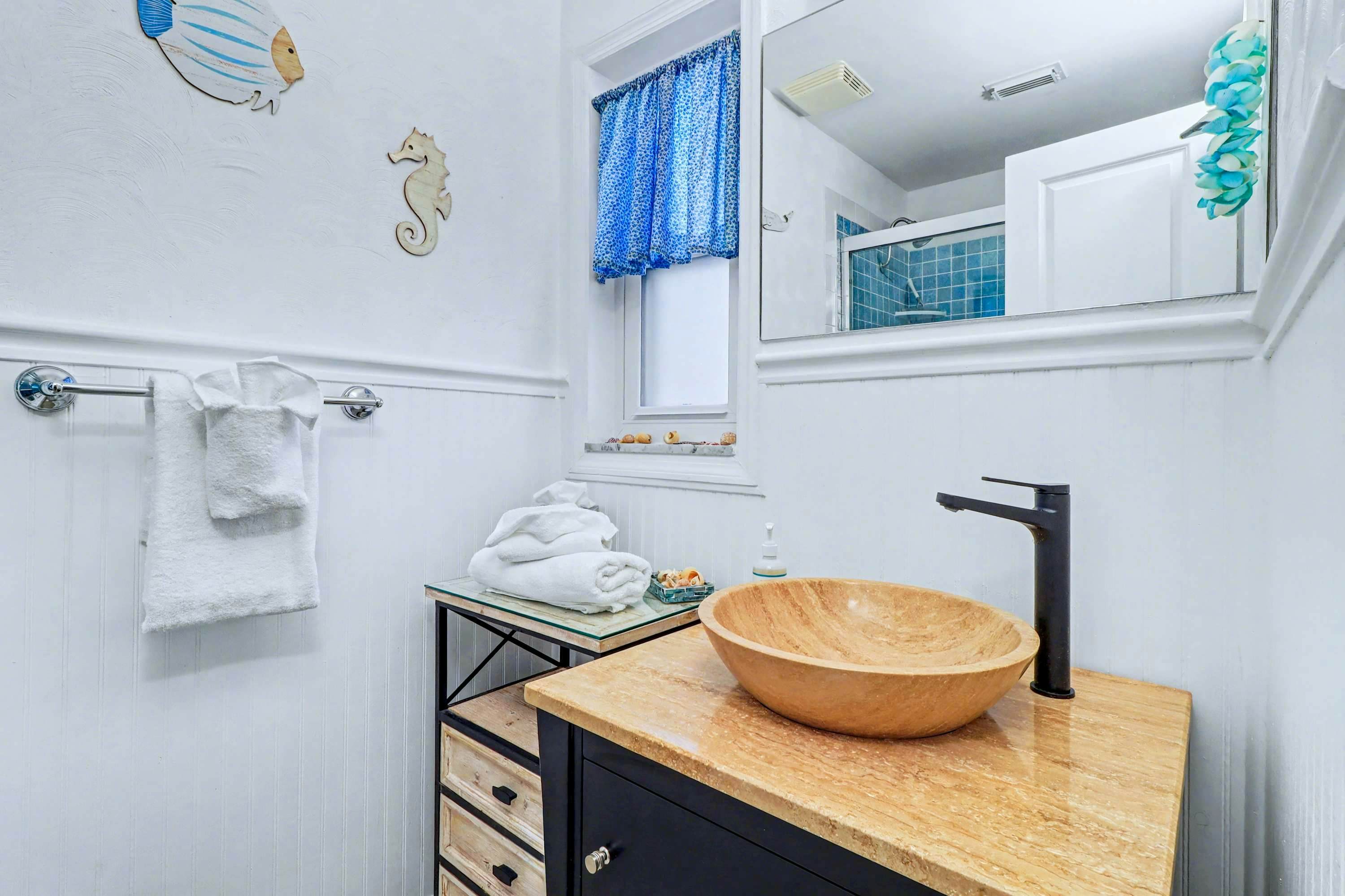 Cozy Lakefront Retreat Near Gulf Beaches & Dining