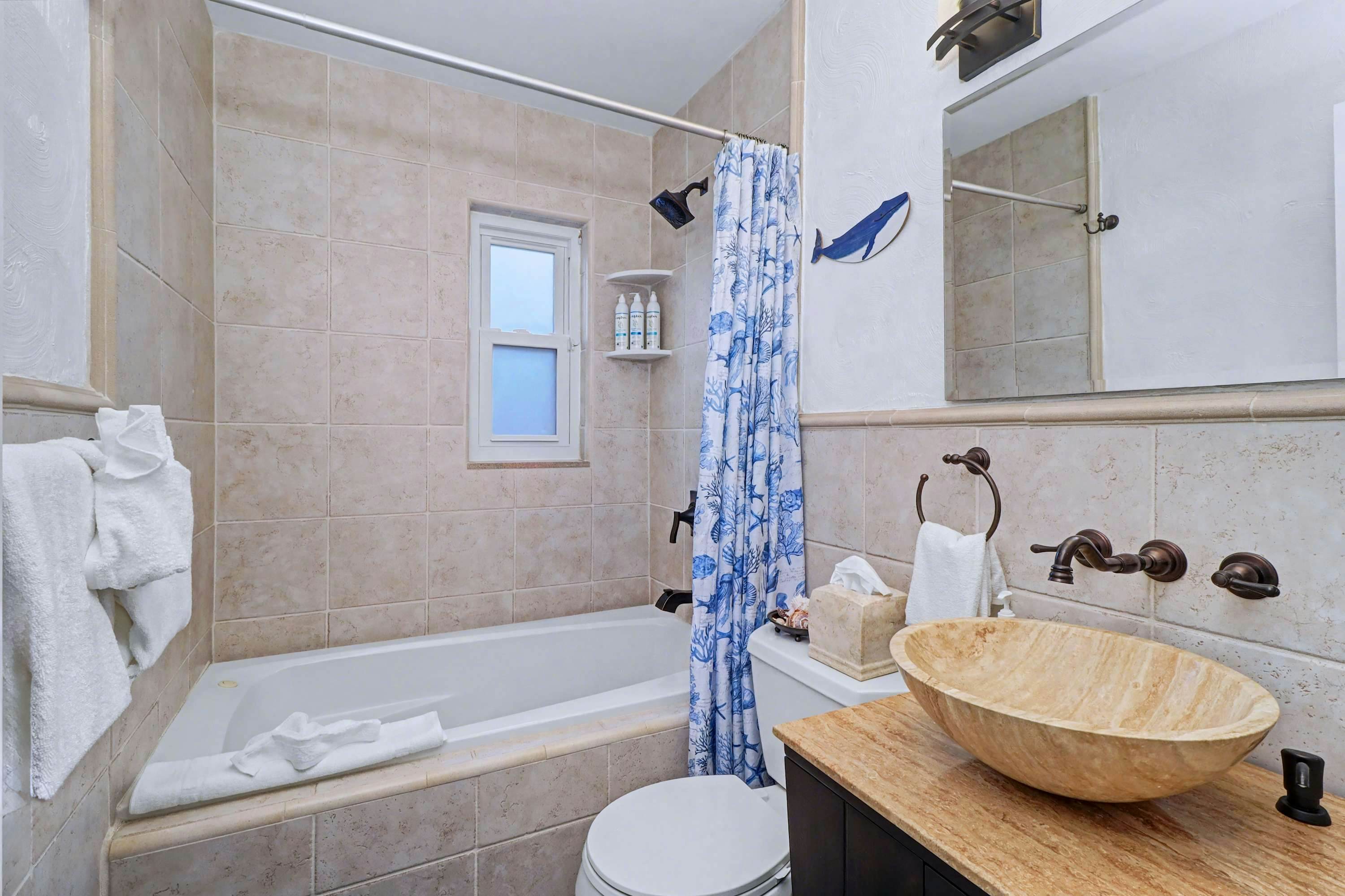 Cozy Lakefront Retreat Near Gulf Beaches & Dining