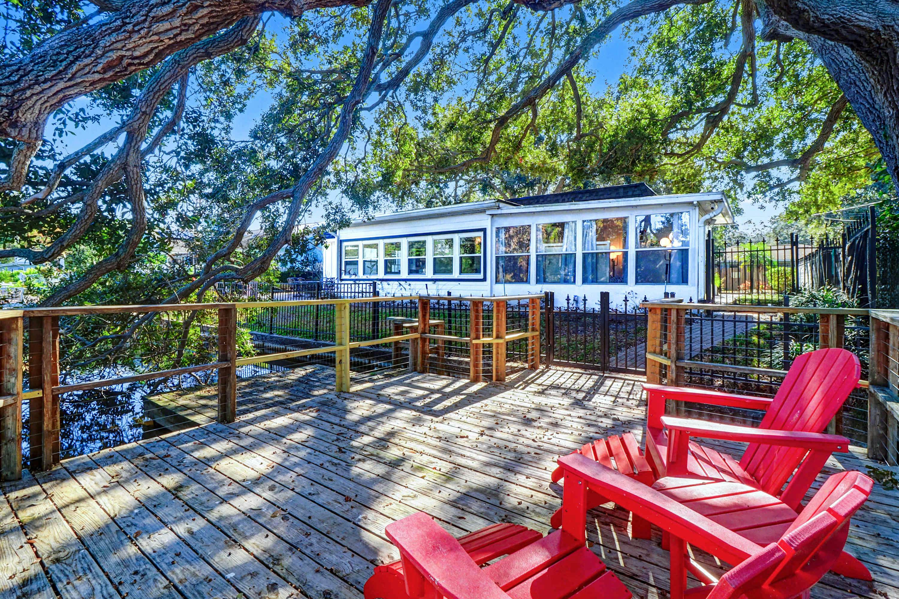 Cozy Lakefront Retreat Near Gulf Beaches & Dining