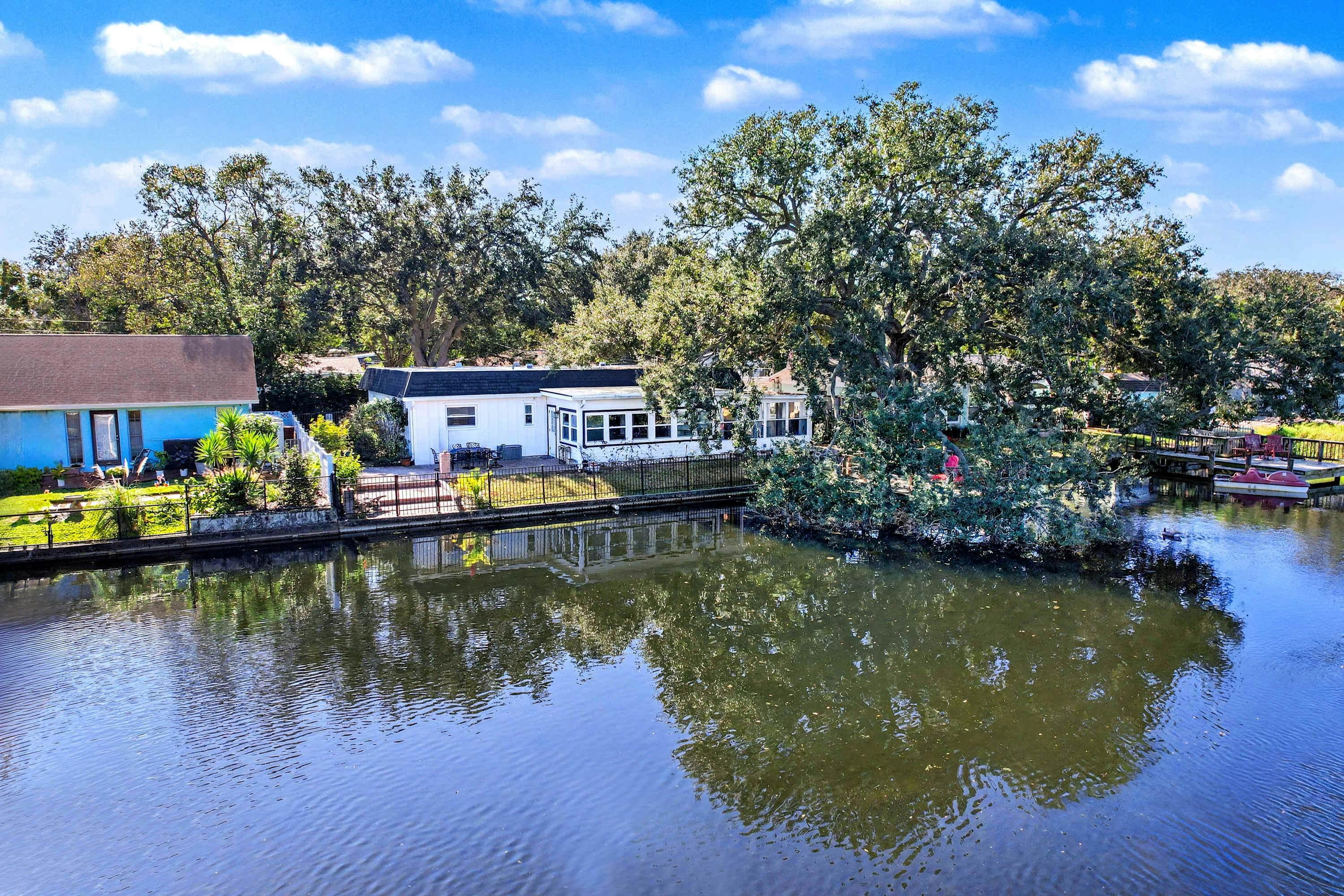 Cozy Lakefront Retreat Near Gulf Beaches & Dining